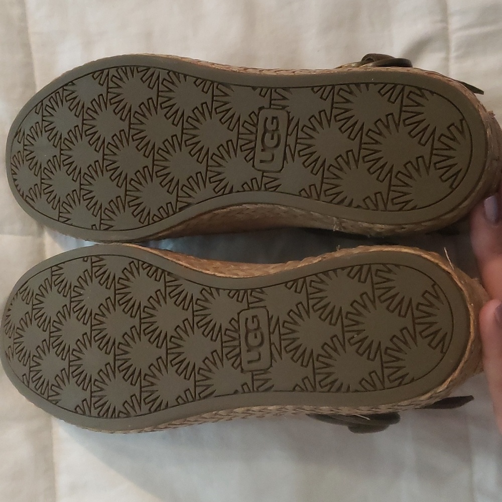 Never worn uggs - Picture 4 of 5